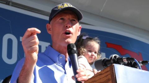 El gobernador de Florida, Rick Scott, declaró hoy el estado de emergencia en tres condados del sur del estado, donde los negocios turísticos se han visto afectados por el vertido de aguas del lago Okeechobee.