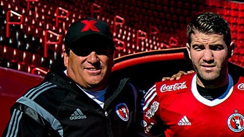 Juninho (der) ahora defiende los colores de los Xolos de Tijuna que dirige Miguel Herrera (izq).
