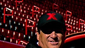 Juninho (der) ahora defiende los colores de los Xolos de Tijuna que dirige Miguel Herrera (izq).