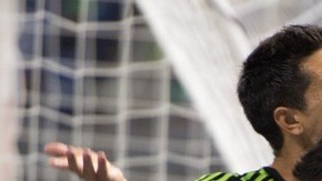 Pizarro festeja con sus compañeros el gol del Tri ante Senegal.