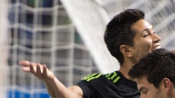 Pizarro festeja con sus compañeros el gol del Tri ante Senegal.