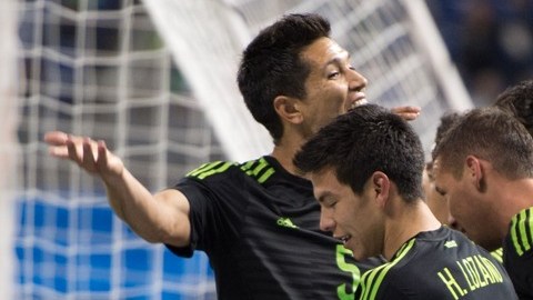 Pizarro festeja con sus compañeros el gol del Tri ante Senegal.