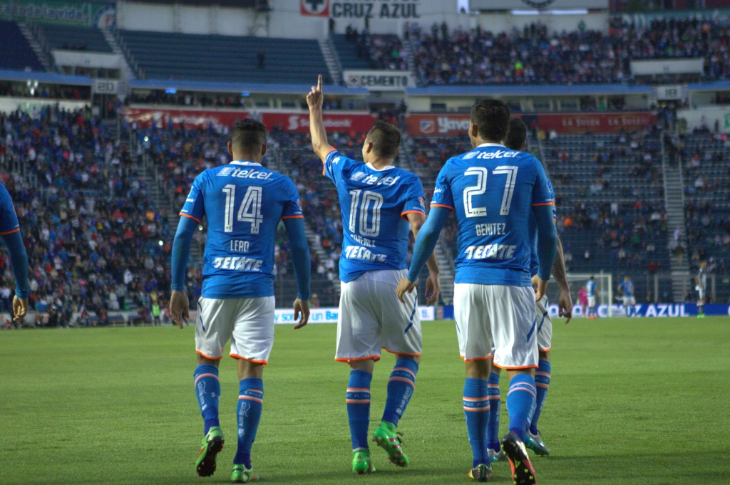 El "Chaco" Giménez #10 festeja tras conseguir el cuarto gol del Cruz Azul.