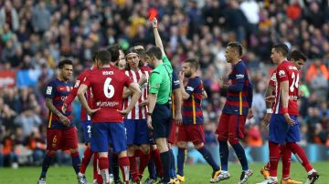 El defensa del Atlético de Madrid, Filipe Luis, fue expulsado en el partido frente a Barcelona, por una fuerte entrada sobre Messi. Foto: EFE.