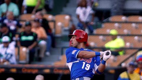 Neftalí Soto de los Cangrejeros de Santurce de Puerto Rico, batea ante los Tigres de Aragua, de Venezuela, durante un partido del primer día de la Serie del Caribe 2016.