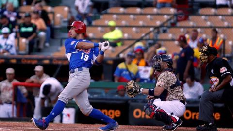 Neftalí Soto de los Cangrejeros de Santurce de Puerto Rico, batea ante los Tigres de Aragua, de Venezuela, durante un partido del primer día de la Serie del Caribe 2016.