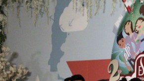 Las actrices chinas Jin Chen (4i), Jiang Yan (5i), Song Dandan (10i), Wang Lin (11i) y la estrella de cine taiwanesa, Ling Chi-ling (9i) vistas durante el evento de presentación ante la prensa de la segunda temporada del programa chino de telerrealidad "Huayang jiejie"