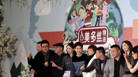 Las actrices chinas Jin Chen (4i), Jiang Yan (5i), Song Dandan (10i), Wang Lin (11i) y la estrella de cine taiwanesa, Ling Chi-ling (9i) vistas durante el evento de presentación ante la prensa de la segunda temporada del programa chino de telerrealidad "Huayang jiejie"