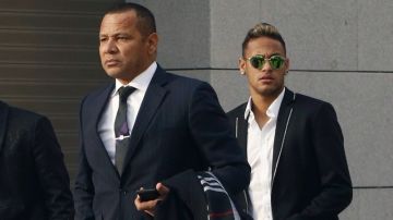 Neymar y su padre saliendo de la Audiencia Nacional. Foto: EFE.