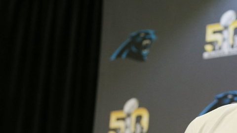 El mariscal de campo de Carolina Panthers Cam Newton habla durante una rueda de prensa el martes.