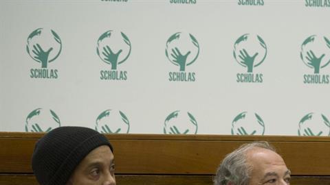 Ronaldinho sostuvo un emotivo encuentro con el papa Francisco. Foto: EFE.