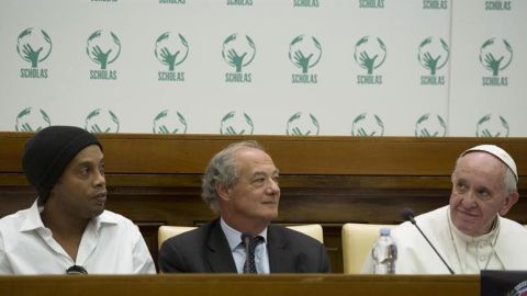 Ronaldinho sostuvo un emotivo encuentro con el papa Francisco. Foto: EFE.