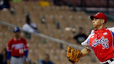 Wilber Pérez de Ciego de Ávila de Cuba, lanza la bola en el juego contra los Cangrejeros de Santurce durante un juego de la Serie del Caribe 2016.