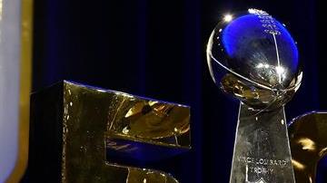 Un empleado coloca el trofeo Vince Lombardi que acredita al ganador de la 50ª edición de la Super Bowl en el Moscone Center West de San Francisco, California. Foto: EFE.