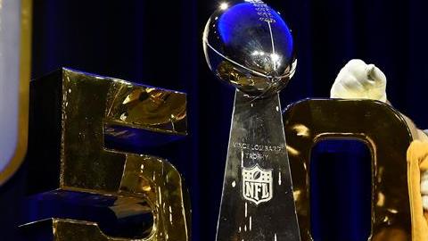 Un empleado coloca el trofeo Vince Lombardi que acredita al ganador de la 50ª edición de la Super Bowl en el Moscone Center West de San Francisco, California. Foto: EFE.