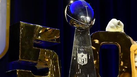 Un empleado coloca el trofeo Vince Lombardi que acredita al ganador de la 50ª edición de la Super Bowl en el Moscone Center West de San Francisco, California. Foto: EFE.
