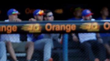 El jugador de Los Tigres de Aragua José Alberto Martínez corre a primera base después de batear ante Los Cangrejeros de Santurce.