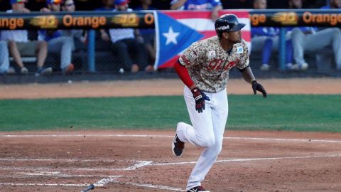 El jugador de Los Tigres de Aragua José Alberto Martínez corre a primera base después de batear ante Los Cangrejeros de Santurce.