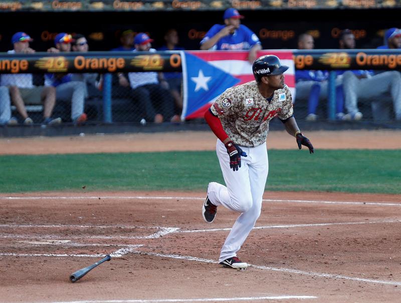 El jugador de Los Tigres de Aragua José Alberto Martínez corre a primera base después de batear ante Los Cangrejeros de Santurce.