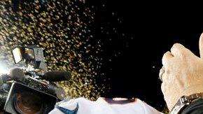 Ron Rivera, coach de los Panthers, felicita a Peyton Manning tras el final del Super Bowl 50.