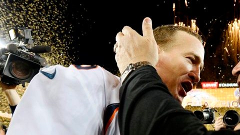 Ron Rivera, coach de los Panthers, felicita a Peyton Manning tras el final del Super Bowl 50.