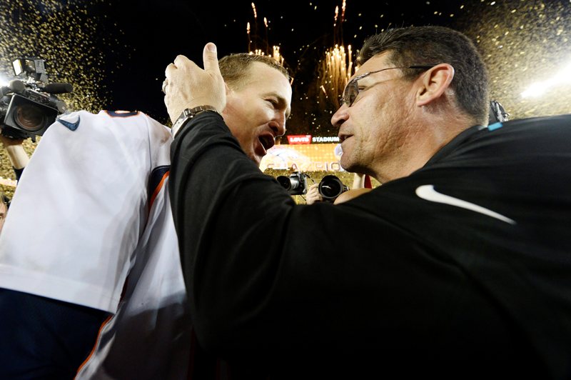 Ron Rivera, coach de los Panthers, felicita a Peyton Manning tras el final del Super Bowl 50.