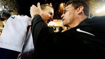 Ron Rivera, coach de los Panthers, felicita a Peyton Manning tras el final del Super Bowl 50.