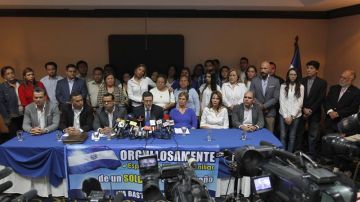 Familiares de militares salvadoreños requeridos en España por la matanza de 6 padres jesuitas ofrecen una rueda de prensa.