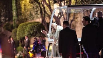 El papa Francisco llegó a la nunciatura apostólica en Ciudad de México el viernes.
