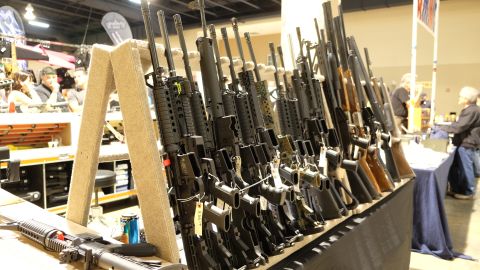 Rifles en venta en la Feria de Armas de Miami, el 13 de febrero de 2016.