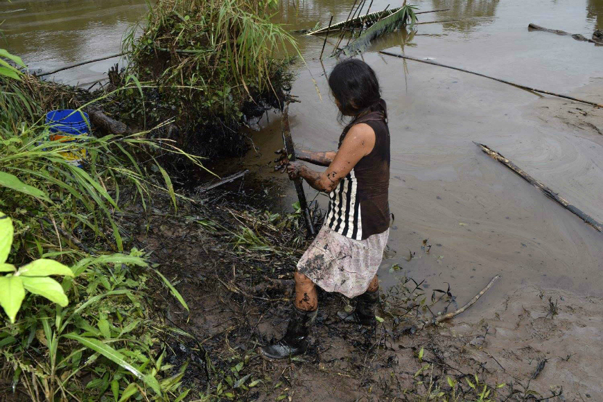 Trabajadores limpian el derrame de petróleo el pasado 9 de febrero, en el municipio de Chiriaco, en la región de Amazonas (Perú).