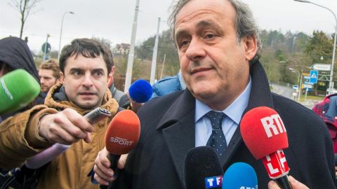 Michel Platini a las afueras de la FIFA en Zurich.