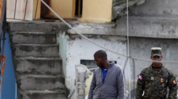 Equipos de emergencia buscan víctimas en una vivienda derrumbada hoy, martes 16 de febrero de 2016, luego de una explosión en Santo Domingo (República Dominicana). Al menos 40 personas resultaron heridas a consecuencia de una explosión en una estación de gas, de las cuales ocho están graves por quemaduras en el 60 por ciento de su cuerpo y traumatismos, según informaron los servicios de seguridad y rescate.
