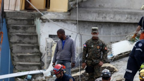 Equipos de emergencia buscan víctimas en una vivienda derrumbada hoy, martes 16 de febrero de 2016, luego de una explosión en Santo Domingo (República Dominicana). Al menos 40 personas resultaron heridas a consecuencia de una explosión en una estación de gas, de las cuales ocho están graves por quemaduras en el 60 por ciento de su cuerpo y traumatismos, según informaron los servicios de seguridad y rescate.