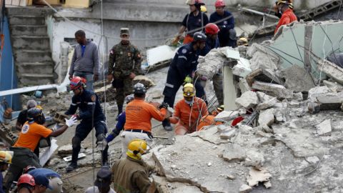 Equipos de emergencia buscan víctimas en una vivienda derrumbada hoy, martes 16 de febrero de 2016, luego de una explosión en Santo Domingo (República Dominicana). Al menos 40 personas resultaron heridas a consecuencia de una explosión en una estación de gas, de las cuales ocho están graves por quemaduras en el 60 por ciento de su cuerpo y traumatismos, según informaron los servicios de seguridad y rescate.