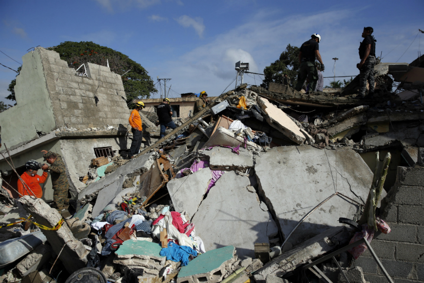 Equipos emergencia buscan víctimas en una vivienda derrumbada hoy, martes 16 de febrero de 2016, luego de una explosión en Santo Domingo (República Dominicana). Al menos 40 personas resultaron heridas a consecuencia de una explosión en una estación de gas, de las cuales ocho están graves por quemaduras en el 60 por ciento de su cuerpo y traumatismos, según informaron los servicios de seguridad y rescate. EFE/Orlando Barría