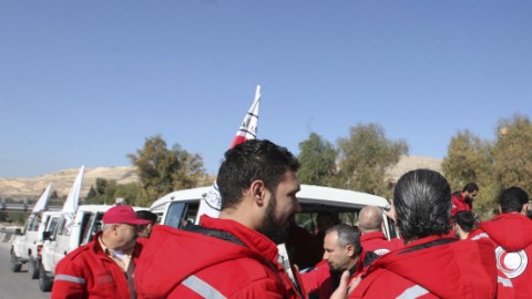 Varios trabajadores de la Media Luna Roja siria congregados delante de las oficinas de la Agencia de la ONU para los Refugiados Palestinos (UNRWA) en Damasco (Siria).
