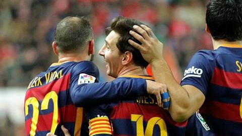 Los jugadores del FC Barcelona celebran el tercer gol del equipo, durante el partido aplazado de la decimosexta jornada de Liga.