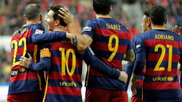 Los jugadores del FC Barcelona celebran el tercer gol del equipo, durante el partido aplazado de la decimosexta jornada de Liga.