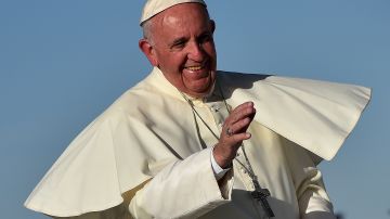 El papa Francisco sonríe a su llegada a celebrar misa en Ciudad Juárez.