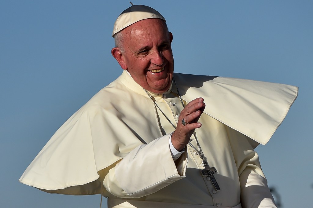 El papa Francisco sonríe a su llegada a celebrar misa en Ciudad Juárez.