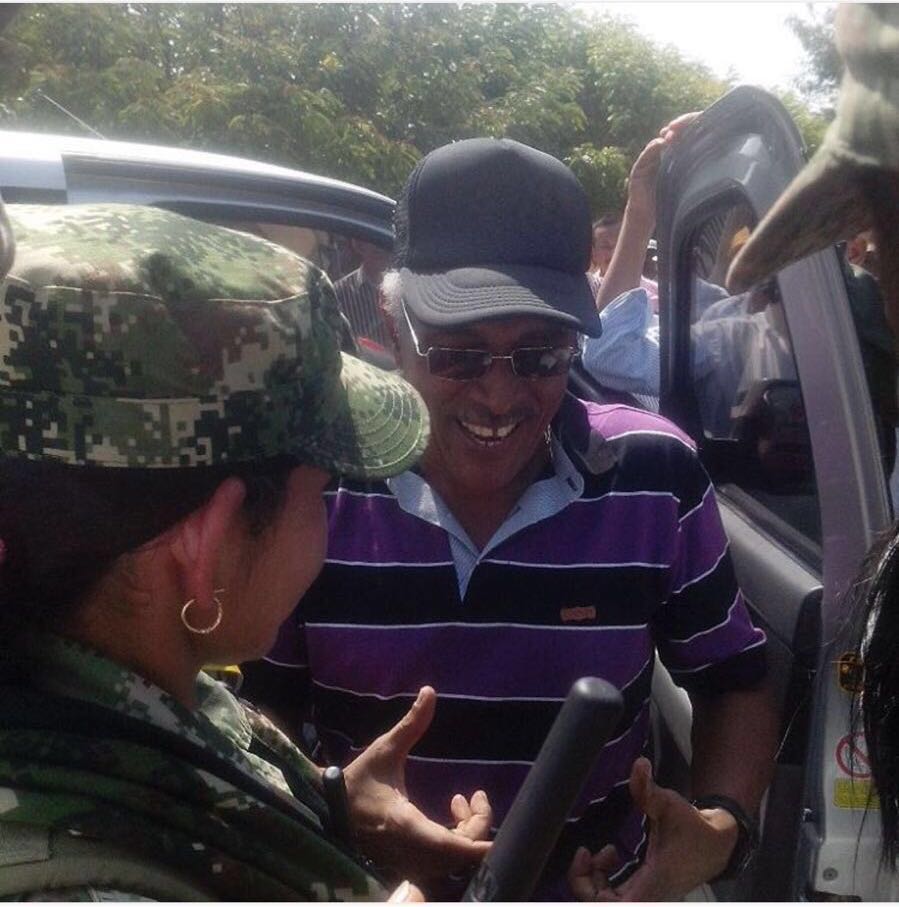 Joaquín Gómez, de camiseta a rayas violeta y negra, es un comandante de las FARC originario de La Guajira.