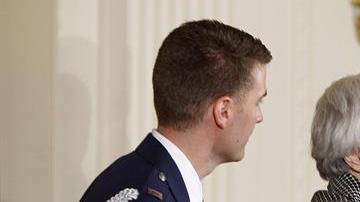 Fotografía fechada el 5 de noviembre de 2007 que muestra al expresidente estadounidense George W. Bush (2-d), mientras otorga la Medalla Presidencial de la Libertad a la escritora estadounidense Harper Lee (c) en la Casa Blanca, Washington (EE.UU.). Según informaron medios locales, la autora de "Matar a un ruiseñor", murió hoy, 19 de febrero de 2016, a la edad de 89 años en la localidad de Monroeville, en el estado de Alabama, donde nació y vivió la mayor parte de su vida.