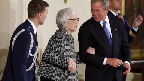 Fotografía fechada el 5 de noviembre de 2007 que muestra al expresidente estadounidense George W. Bush (2-d), mientras otorga la Medalla Presidencial de la Libertad a la escritora estadounidense Harper Lee (c) en la Casa Blanca, Washington (EE.UU.). Según informaron medios locales, la autora de "Matar a un ruiseñor", murió hoy, 19 de febrero de 2016, a la edad de 89 años en la localidad de Monroeville, en el estado de Alabama, donde nació y vivió la mayor parte de su vida.