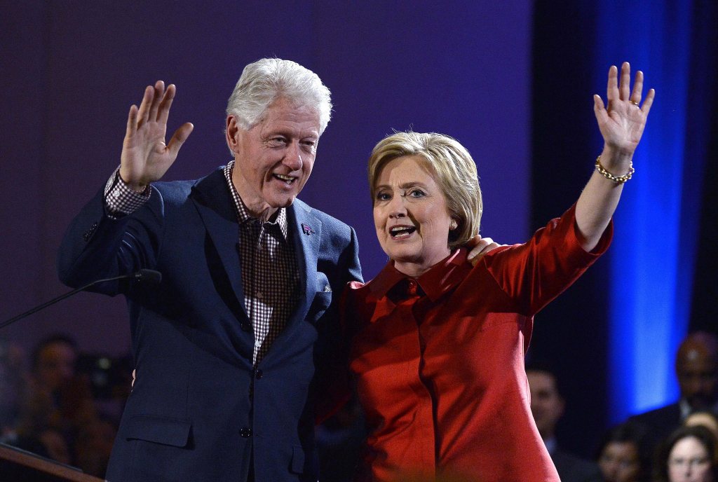 Hillary Clinton celebra el triunfo en Nevada junto a su esposo el expresidente Bill Clinton..