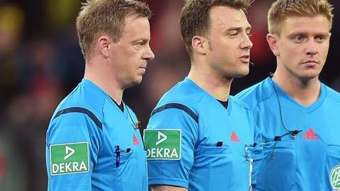 La terna arbitral encabezada por Felix Zwayer, charlando con el director deportivo del Bayer Leverkusen, Rudi Vöeller