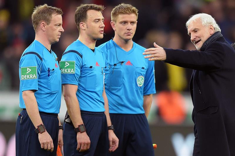 La terna arbitral encabezada por Felix Zwayer, charlando con el director deportivo del Bayer Leverkusen, Rudi Vöeller