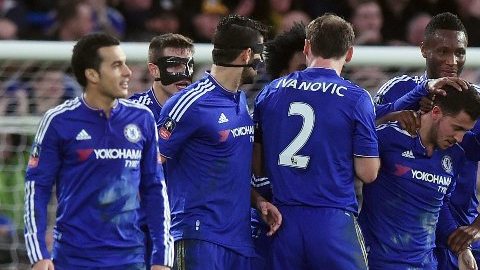 Eden HAzard festeja su gol con sus compañeros en el Chelsea vs. Manchester City.
