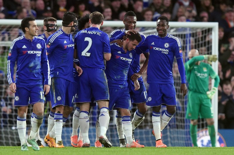 Eden HAzard festeja su gol con sus compañeros en el Chelsea vs. Manchester City.