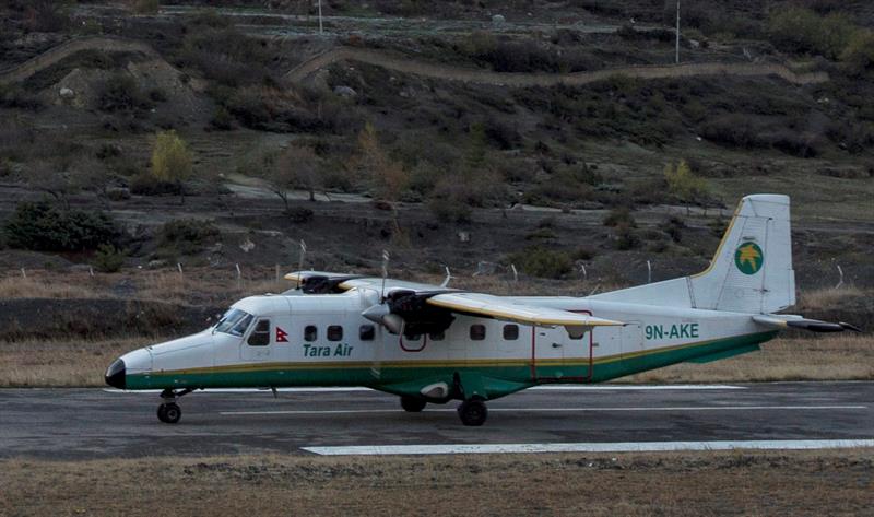 Fotografía facilitada que muestra una avioneta de Tara Airlines .